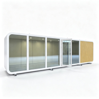 Maisonnette écologique de luxe, préfabriquée, modulaire, en panneaux sandwich, type capsule, pour glamping, style moderne.