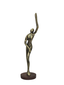 Sculpture féminine abstraite moderne, statue élégante allongée en aluminium avec bras relevé sur socle en bois, décoration contemporaine pour la maison et le bureau - Product Image 3