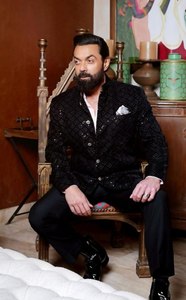 Sherwani de terciopelo negro a cuadros con bordado floral Peshawari, tela tejida transpirable con revestimiento de PA para uso en bodas o ropa de trabajo. - Product Image 2