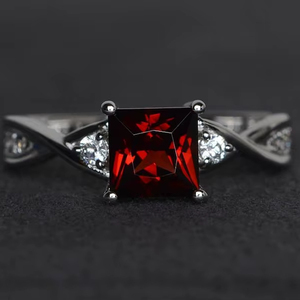 Anillo de Compromiso con Granate Rojo Corte Princesa, Anillo con Piedra Preciosa, Piedra de Nacimiento de Enero, Joyería de Plata de Ley - Product Image 1