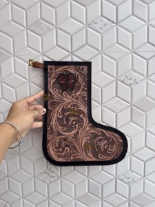Nouvelle chaussette de Noël en cuir véritable, faite à la main, pour la famille, à suspendre au sapin ou au foyer, et sac de décoration pour les fêtes - Product Image 1