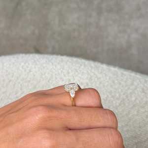 Bague pour femme en or plaqué 18 carats avec trois diamants de laboratoire taille émeraude de 3,5 carats |   Bijoux de luxe pour fiançailles et mariage - Product Image 5