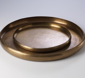 Plateau en fer d'aluminium patiné intemporel avec bord rustique en laiton pour l'amélioration de la présentation de la décoration de la maison de mariage - Product Image 2