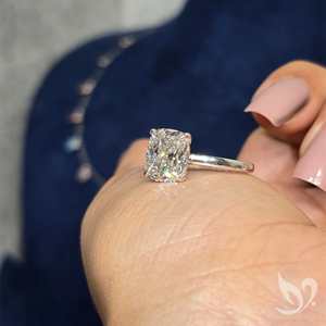 Anillo Solitario de Diamante Cultivado en Laboratorio con Corte Cojín Alargado de 3.00 CT en Oro |   Joyería de Compromiso Certificada por IGI - Product Image 4