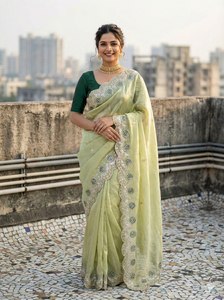 Sari en soie Premium Gold Crush avec broderie C-Pallu et travail de découpe multi-fils - Product Image 2