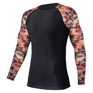Camiseta de Manga Larga para Hombre, Protección UV, Color Negro con Estampado Geométrico Naranja, Secado Rápido, Spandex y Poliéster - Product Image 1