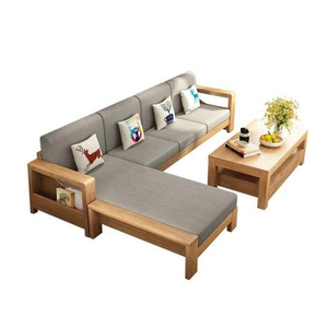 Conjunto de sofá minimalista en forma de L de madera con cojines grises y una mesa de centro a juego para sentarse en interiores. - Product Image 3
