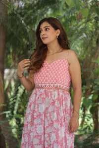 Robe longue indienne imprimée à la main pour femmes Robe d'été décontractée en coton Robe longue de style boho Tissu naturel à la taille - Product Image 2