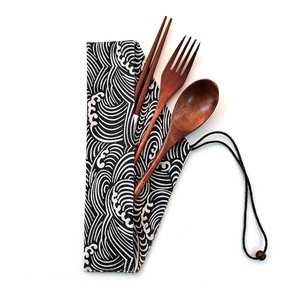 ชุดช้อนส้อมตะเกียบไม้ทำมือ พร้อมกล่องพกพาทรงสี่เหลี่ยมลายคลื่น - Product Image 1