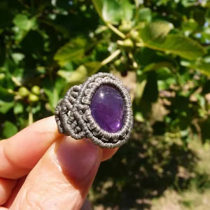 Bague en macramé artisanale en améthyste, ajustable, pierre précieuse naturelle violette, style bohème, bijoux d'art, vente en gros - Product Image 1