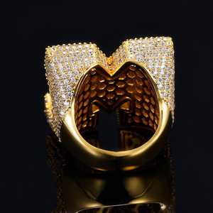 Anillo con Letra M Grande, Estilo Iced Out, con Diamantes Moissanite VVS en Corte Baguette, Anillo de Sello con Inicial, Unisex, Joyería Hip Hop - Product Image 2
