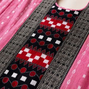 Kurta Ikkat Arts en Tejido Tribal Rosa Pálido – Kurta Étnica Inspirada en el Tejido a Mano en Rosa y Gris Carbón - Product Image 6