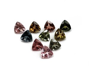 Turmalina natural multicolor con corte trillón de 5 mm, gema facetada para la fabricación de joyas, certificada por IGI. - Product Image 2