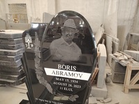 Monument funéraire en granit noir poli de style européen moderne avec portrait et inscriptions gravés