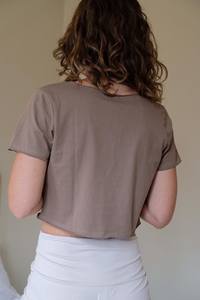 Camiseta corta de algodón premium para mujer, estilo boutique, con logo personalizado, ropa urbana femenina, camiseta de moda. - Product Image 4