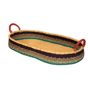 Cesta de cambio de mimbre con franjas oscuras únicas y ribetes verdes, junto con bandeja de cambio para niños de ratán y prácticas asas rojizas. - Product Image 3