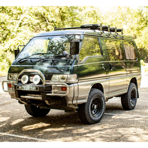 Fourgon 4x4, moteur puissant, intérieur spacieux, Mitsubishi Delica d'occasion, pour usage familial et transport de marchandises - Product Image 2