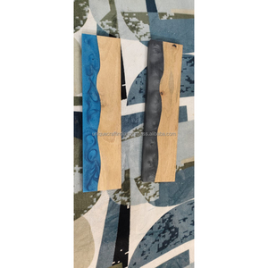 Tabla de servir artesanal, duradera y ecológica de resina epoxi azul y madera de río, bandeja decorativa para queso, charcutería y aperitivos. - Product Image 5