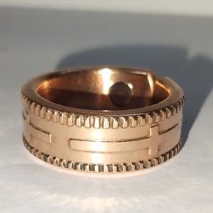 Ensemble d'anneaux magnétiques de bien-être texturés, de luxe, en cuivre poli, écologiques, au design personnalisable, pour mariage, par Antique Creation - Product Image 6