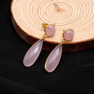 ต่างหูทรงหยดน้ำประดับพลอยแคลเซโดนีสีชมพูทันสมัย ชุบทองคำเวอร์เมล ของขวัญสำหรับงานหมั้น ผลิตโดยผู้ผลิตต่างหู - Product Image 4