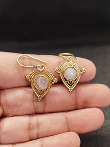 Boucles d'oreilles pendantes en laiton et quartz rose naturel, faites à la main, pierres précieuses roses, bijoux en gros - Product Image 1