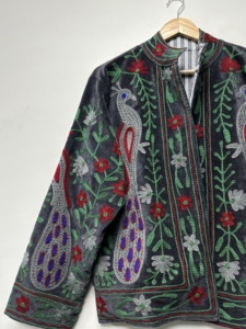 Chaqueta Bomber de Terciopelo Bordada de Alta Calidad, Cuello Alto, Manga Larga, Patrón Floral, Diseño Suzani, Acabado con Pavo Real Cosido a Mano - Product Image 5