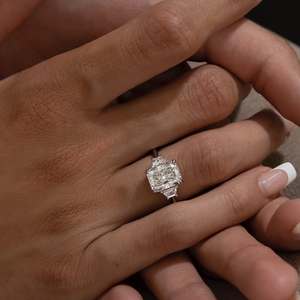 Expédition Rapide Vente en Gros VVS Diam 925 Argent Moissanite Taille Radiant Sertissage à Griffes Bague Trois Pierres Bijoux de Mariée Tendance - Product Image 4