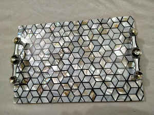 Bandeja de Servicio Decorativa Moderna Hecha a Mano con Asas de Metal Enriquecida con Técnicas de Incrustación de Nácar Indio por Artesanos - Product Image 3