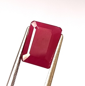 Pierre précieuse naturelle en rubis africain de 6,45 carats, taille émeraude, facettée, non montée - Product Image 2