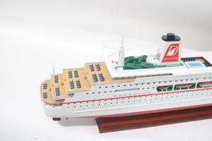 Maqueta de Madera Pintada a Mano MS DEUTSCHLAND Inspirada en un Crucero con Temática Náutica - Product Image 2