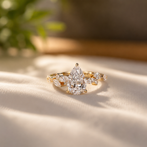 Bague de Fiançailles en Or Jaune 18K Plaqué avec Diamant en Forme de Goutte d'Eau et Moissanite Marquise Latérale, Idéale pour la Fête des Mères ou comme Bague de Promesse - Product Image 1