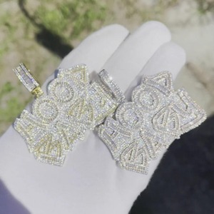 Colgante Unisex de Plata 925 con Moissanita y Letra en Oro 18K, Corte Baguette, Estilo Hiphop, Joyería para Uso Diario - Product Image 2