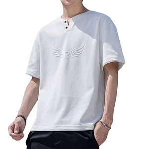 Camiseta de Manga Corta para Hombre con Logotipo de Ala en Relieve, Cuello en V, Corte Regular, Color Sólido, Algodón Jersey - Product Image 2