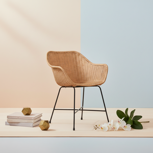 Chaise de salle à manger en rotin avec finition miel clair et pieds en métal noir mat, fauteuil écologique de style industriel pour hôtel - Product Image 2