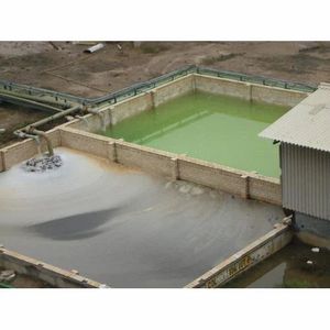 Transformación en la limpieza de baldosas industriales: limpieza profunda antes y después del mantenimiento de pisos de fábrica con lavado a presión. - Product Image 1