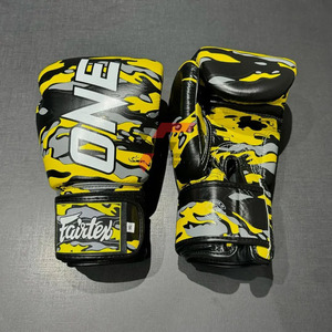 นวมชกมวย Fairtex รุ่น One ลายพิมพ์เต็มตัว สำหรับมวยไทยมืออาชีพ หนังวัวแท้ ป้องกันรังสียูวี พร้อมเชือกผูกข้อมือ - Product Image 3