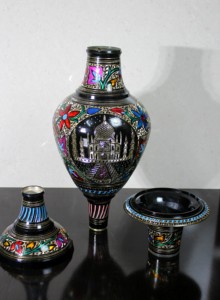 Vase en métal fait main avec un design floral coloré Meenakari, objet décoratif d'art populaire - Product Image 3