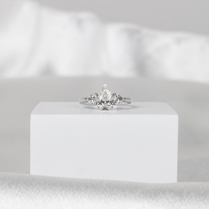 แหวนเพชรทรงลูกแพร์ 1.6 กะรัต สวยหรู สี D ความสะอาด VVS2 ประดับเพชรสามเม็ด ทองคำขาว 14K แหวนหมั้น รับรองโดย IGI - Product Image 1