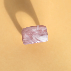 Bague Statement Large Légère en Résine Acrylique Rose et Blanc Polie, Bijou Tendance Unisexe Thème Ange - Product Image 5