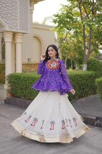 Lehenga Choli blanc de créateur en faux Georgette, longueur ras du sol, coupe trapèze, broderie, sequins miroir et travail de point de chaînette, pour Navratri 2026 - Product Image 2