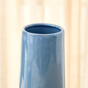 Vase en céramique bleu ciel élégant avec une silhouette minimaliste haute, finition brillante et accent décoratif pour un style d'intérieur moderne - Product Image 2