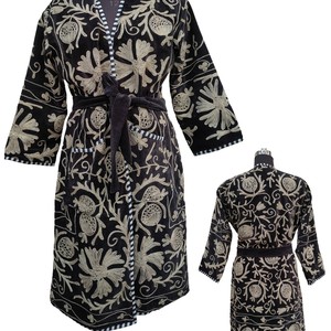 Kimono de Terciopelo Bordado a Mano, Estilo Suzani, Bata Larga Bohemia de Lujo, Elegante Vestido Floral, Kaftán Tradicional Artesanal para Mujer - Product Image 2