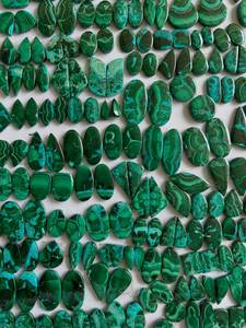 Par de Malaquita Verde 100% Natural, Gemas Sueltas en Forma de Cabujón con Reverso Plano para la Fabricación de Joyas - Product Image 5