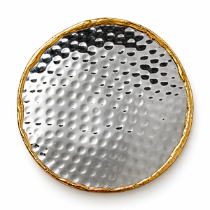 Assiette à dîner en argent martelé avec surface métallique texturée et bordure dorée |   Assiette de service décorative ronde moderne - Product Image 1
