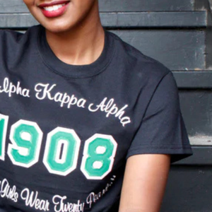 AKA 1908 Tagline Tee เสื้อยืดคอกลมสีดำพร้อมพิมพ์ลายกราฟิกสีเขียวและสีขาวเสื้อผ้าลำลองสำหรับผู้หญิง - Product Image 5