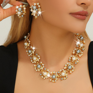 Collana in lega di alta qualità con <span class=keywords><strong>perle</strong></span> <span class=keywords><strong>grigie</strong></span> e motivi in strass per feste - Product Image 6