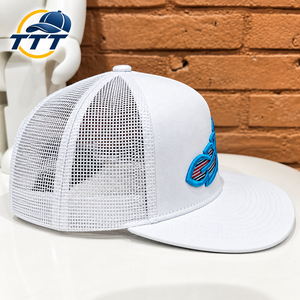 Gorra Trucker Personalizada de 5 Paneles con Malla Blanca, Logotipo Bordado en Azul, Cierre a Presión, Fabricante Vietnamita, OEM, ODM, Venta al Por Mayor, Fábrica de Gorras Trucker - Product Image 3
