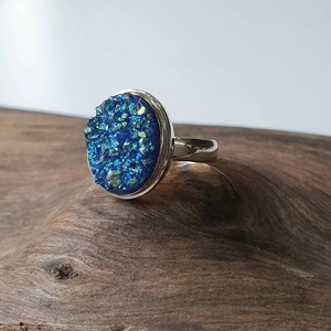 Bague en argent avec druse de titane, bague statement en pierre précieuse naturelle pour femme, bijoux de mode tendance en gros - Product Image 4