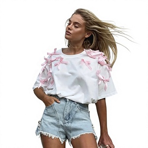 เสื้อยืดคอกลมสีขาว EVER GLOW ประดับโบว์สีชมพู สไตล์หวานๆ สำหรับฤดูร้อน เสื้อลำลองสำหรับผู้หญิง ผ้าฝ้าย 100% โลโก้ด้านหน้า - Product Image 1