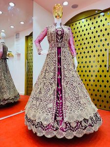 Nouveau Heavy Velvet Mastani Style Lehenga Choli Set avec Jarkan Stone Bridal Shrug Dupatta pour les fêtes d'hiver Collection Tendance - Product Image 2